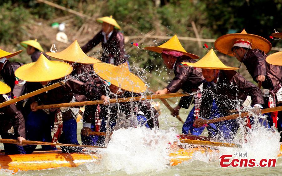 Festival etnico della canoa del drago celebrato nel Guizhou