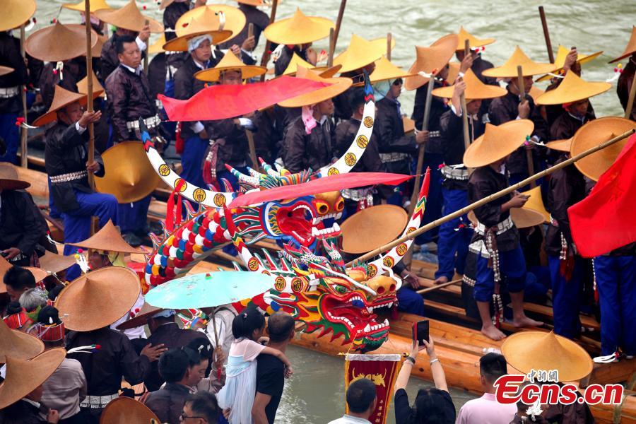 Festival etnico della canoa del drago celebrato nel Guizhou