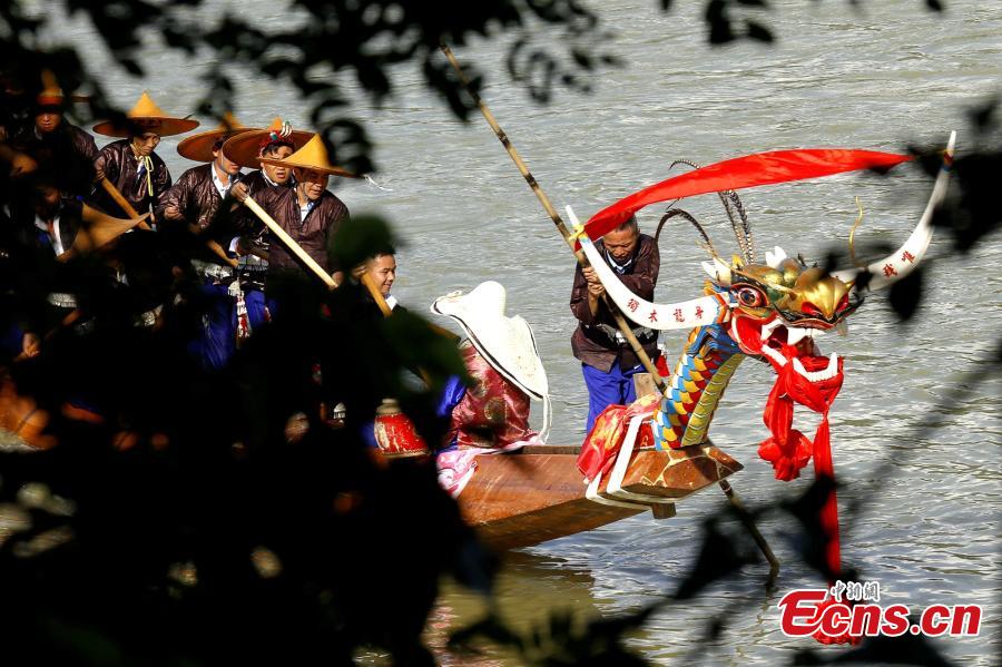 Festival etnico della canoa del drago celebrato nel Guizhou