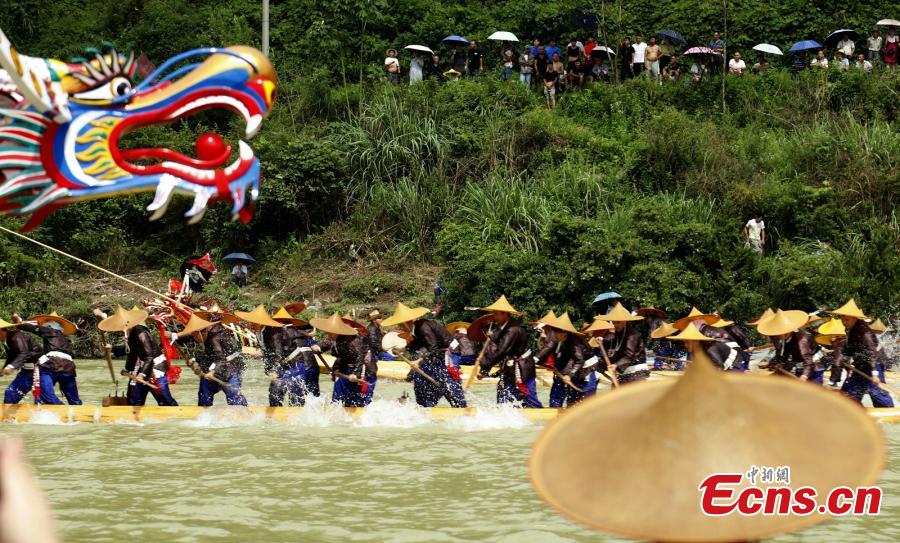 Festival etnico della canoa del drago celebrato nel Guizhou