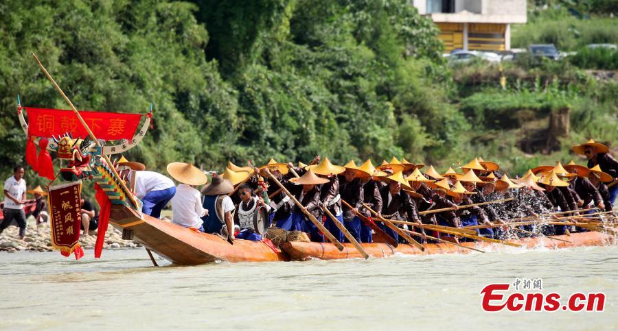 Festival etnico della canoa del drago celebrato nel Guizhou