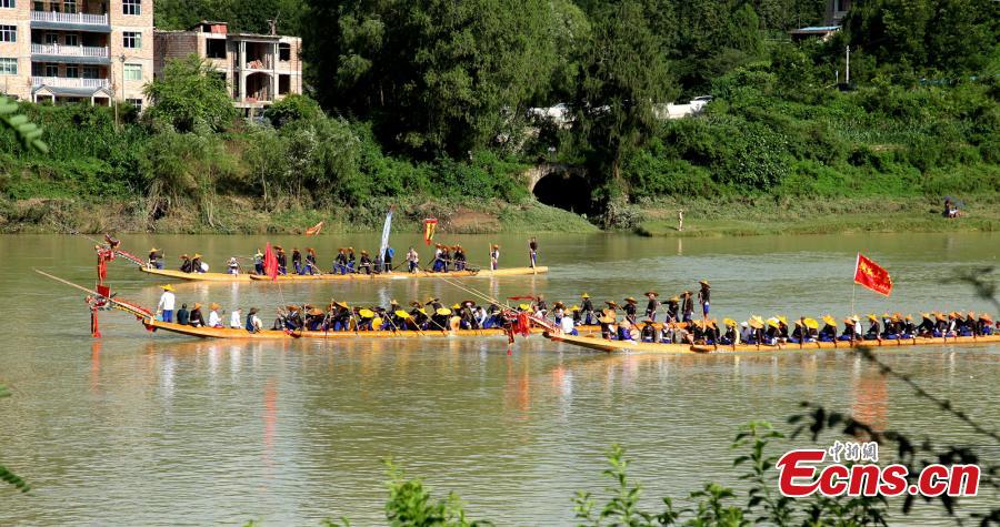 Festival etnico della canoa del drago celebrato nel Guizhou