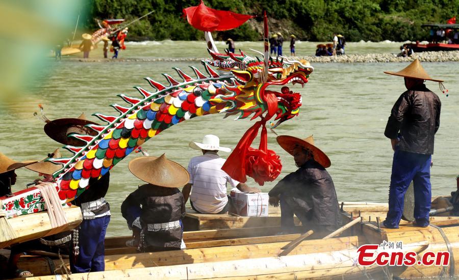 Festival etnico della canoa del drago celebrato nel Guizhou