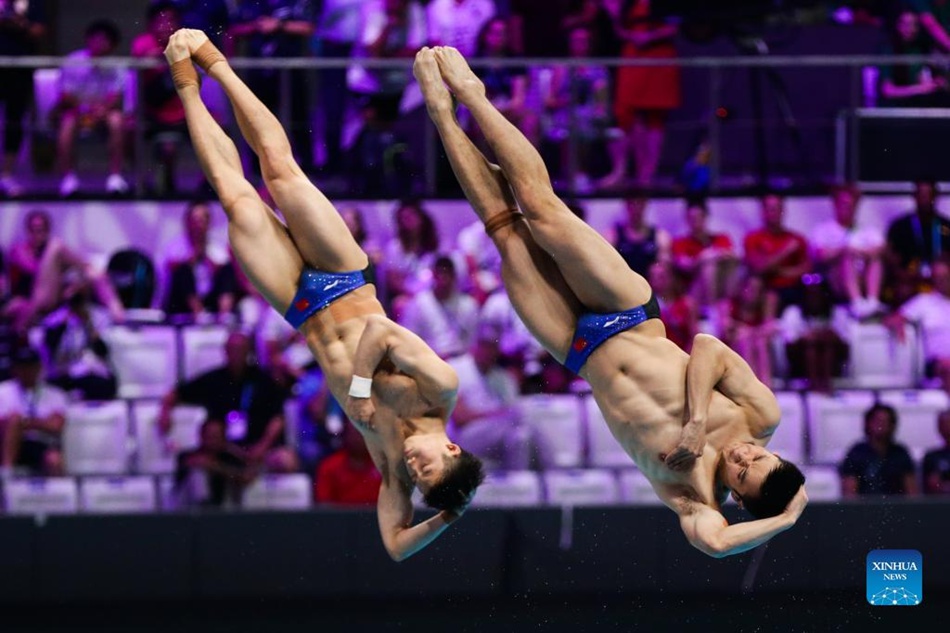 Cao Yuan (Destra) e Wang Zongyuan dalla Cina gareggiano durante la finale dei 3 metri sincronizzati maschili ai XIX Campionati Mondiali FINA a Budapest, Ungheria. (26 giugno 2022 - Xinhua/Zheng Huansong)