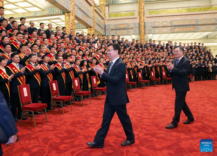 Il vicepremier cinese Han Zheng, anche membro del Comitato Permanente dell'Ufficio Politico del Comitato Centrale del Partito Comunista Cinese, incontra gruppi e individui distintisi per il loro lavoro nelle istituzioni nazionali durante una conferenza di encomio a Beijing, capitale della Cina. (27 giugno 2022 - Xinhua/Liu Weibing)  