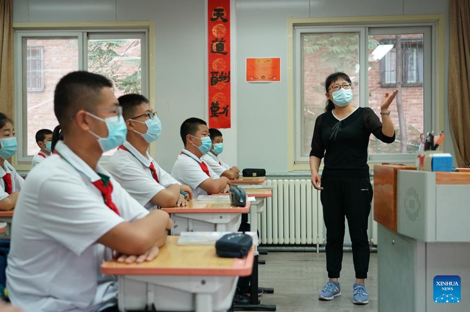 Con il COVID-19 sotto controllo le scuole primarie e medie di Beijing riaprono