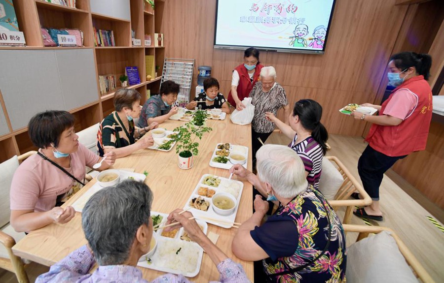 Lo staff della comunità offre il servizio pasti alle anziane nel distretto Gulou di Fuzhou, nella provincia del Fujian. (24 giugno 2022-Xinhua/Jiang Kehong)