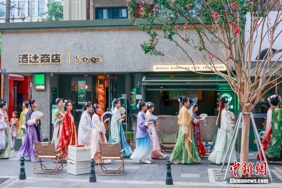 Chengdu: mostra dello Hanfu sulla strada