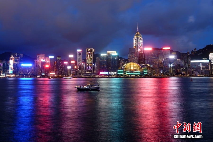 Victoria Harbour celebra il ritorno di Hong Kong alla madrepatria con luci brillanti
