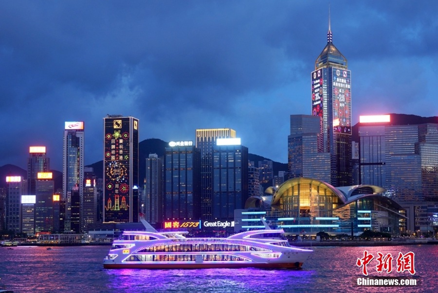 Victoria Harbour celebra il ritorno di Hong Kong alla madrepatria con luci brillanti