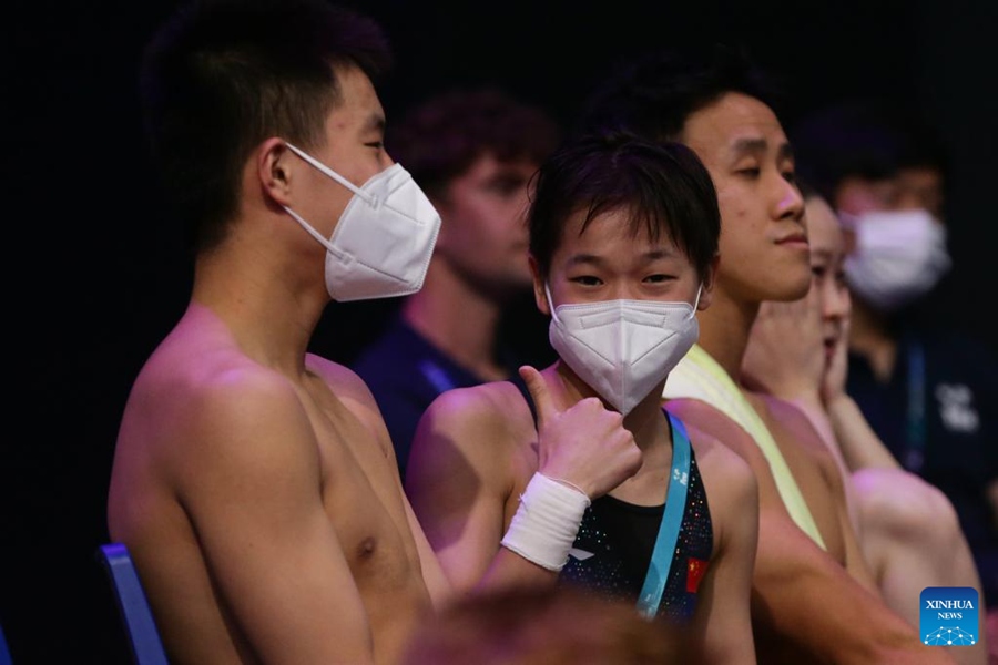 Le reazioni di Bai Yuming (a sinistra) e Quan Hongchan dopo la finale mista di tuffi a squadre di 3m e 10m ai XIX Campionati del mondo FINA a Budapest, Ungheria. (29 giugno 2022-Xinhua/Zheng Huansong)