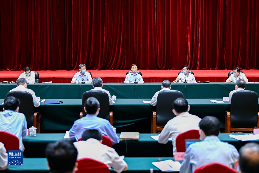 Il vicepremier cinese Han Zheng, anche membro del Comitato Permanente dell'Ufficio Politico del Comitato Centrale del Partito Comunista Cinese, presiede un simposio sull'uso pulito ed efficiente del carbone durante il suo viaggio di ricerca a Taiyuan, nella provincia dello Shanxi, Cina settentrionale. (28 giugno 2022 - Xinhua/Zhai Jianlan)