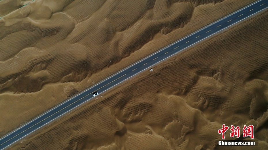 Xinjiang: aperta al traffico la terza autostrada che attraversa il deserto di Taklamakan