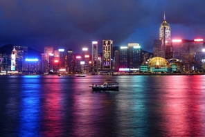 Victoria Harbour celebra il ritorno di Hong Kong alla madrepatria con luci brillanti