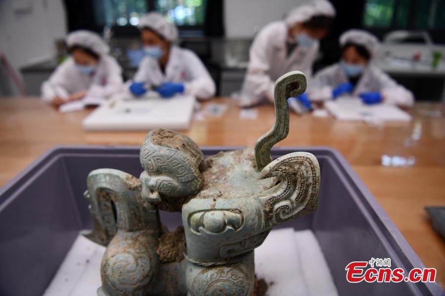 Sanxingdui: lavori archeologici in corso sui reperti recentemente dissotterrati 