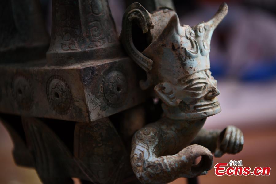 Sanxingdui: lavori archeologici in corso sui reperti recentemente dissotterrati 