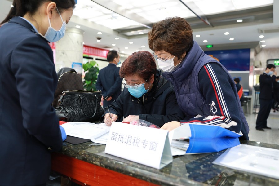 Cittadini ottengono il rimborso delle tasse per le piccole e micro imprese a Tianjin, nel nord della Cina. (1 aprile 2022-Xinhua)