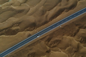 Xinjiang: aperta al traffico la terza autostrada che attraversa il deserto di Taklamakan