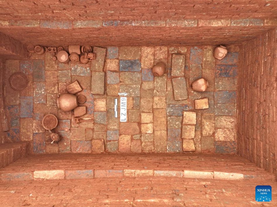 Foto aerea mostra i reperti rinvenuti in un complesso di tombe nella città di Leiyang, nella provincia dello Hunan, Cina centrale. (28 giugno 2022 - Istituto provinciale di archeologia e reperti culturali dello Hunan/Xinhua)