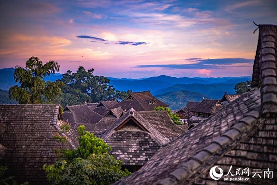 L'"antico villaggio del millennio Bulang" sotto il tramonto. (Foto/Cai Shujing)