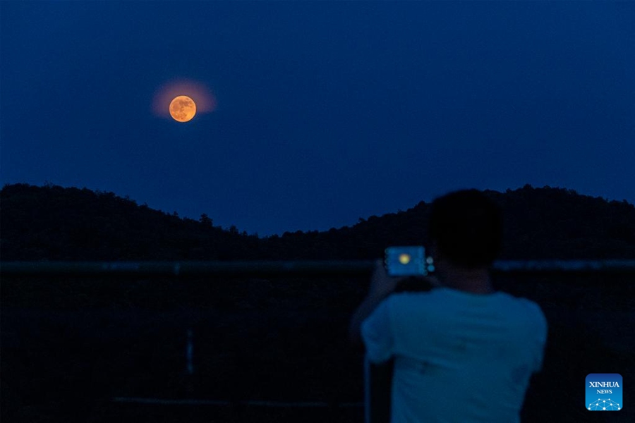 Superluna in diverse città