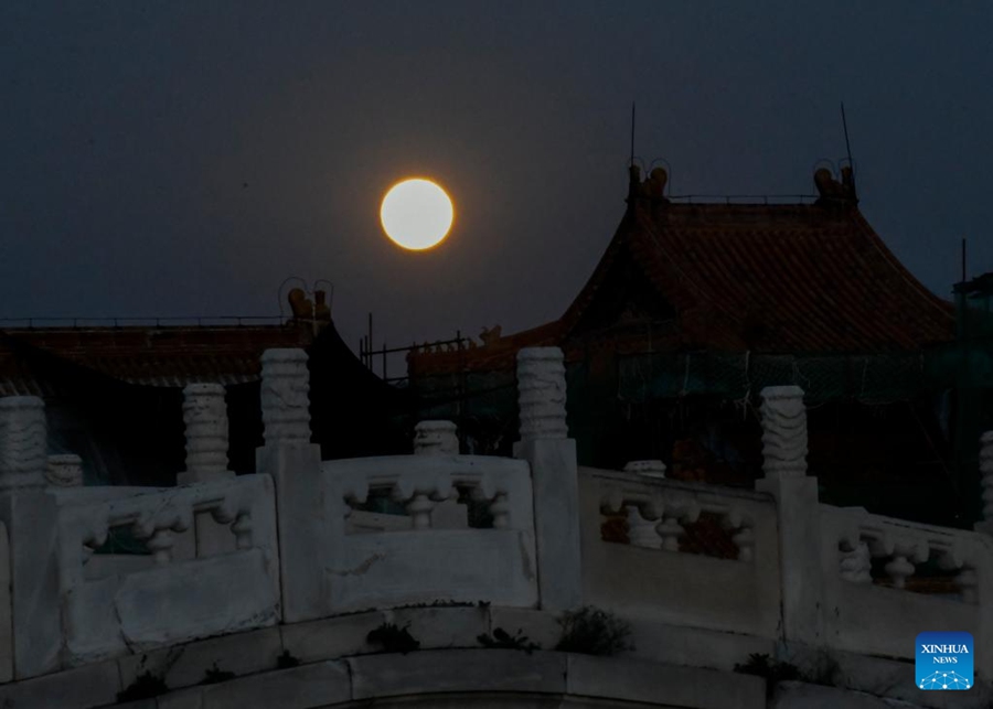 Superluna in diverse città