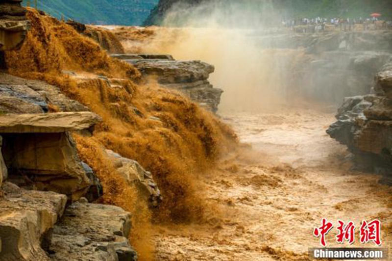 Cina: arrivata la stagione di osservazione delle cascate dorate