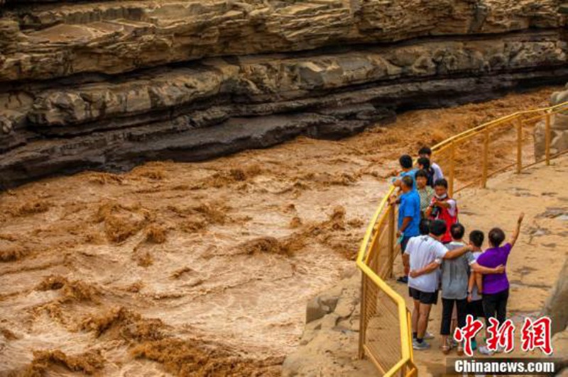 Cina: arrivata la stagione di osservazione delle cascate dorate