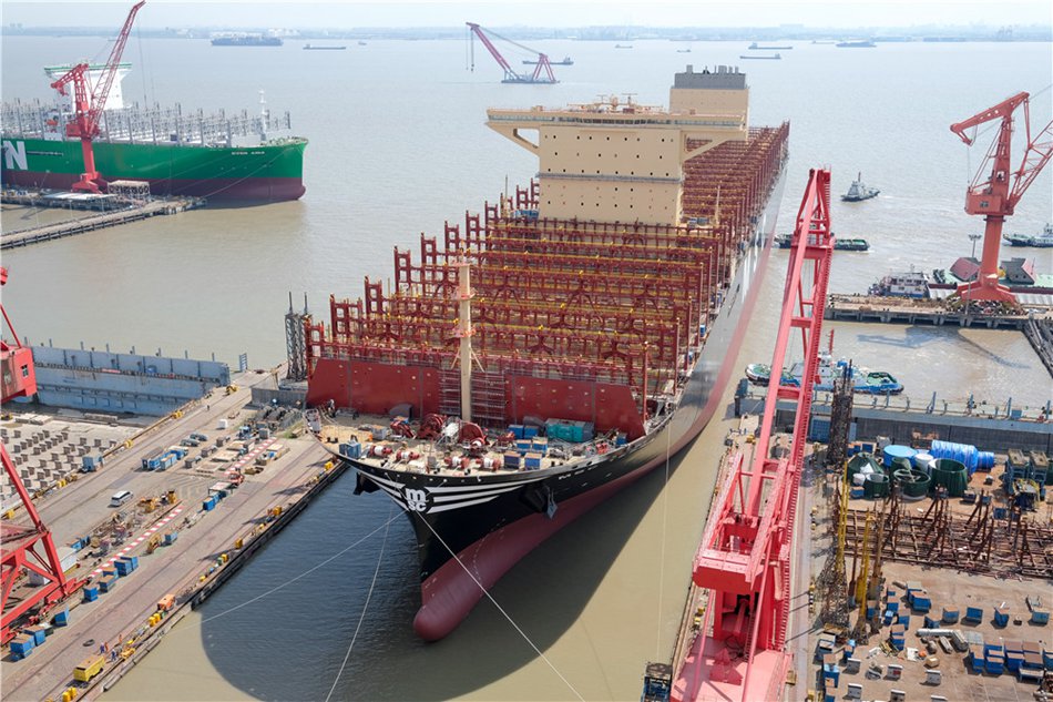 Shanghai, varata la nave portacontainer più grande del mondo