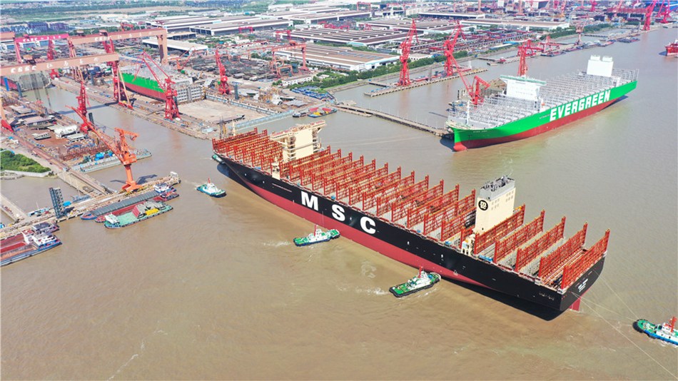 Shanghai, varata la nave portacontainer più grande del mondo