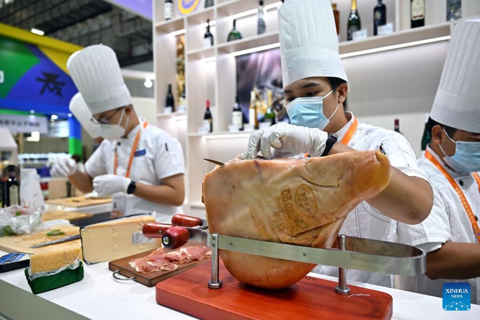 Uno chef affetta un prosciutto di Parma alla seconda China International Consumer Products Expo (CICPE) ad Haikou, nella provincia di Hainan, Cina meridionale. (26 luglio 2022 - Xinhua/Guo Cheng)