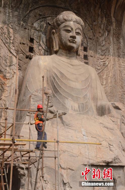 Luoyang: statua del Buddha Losana rinnovata