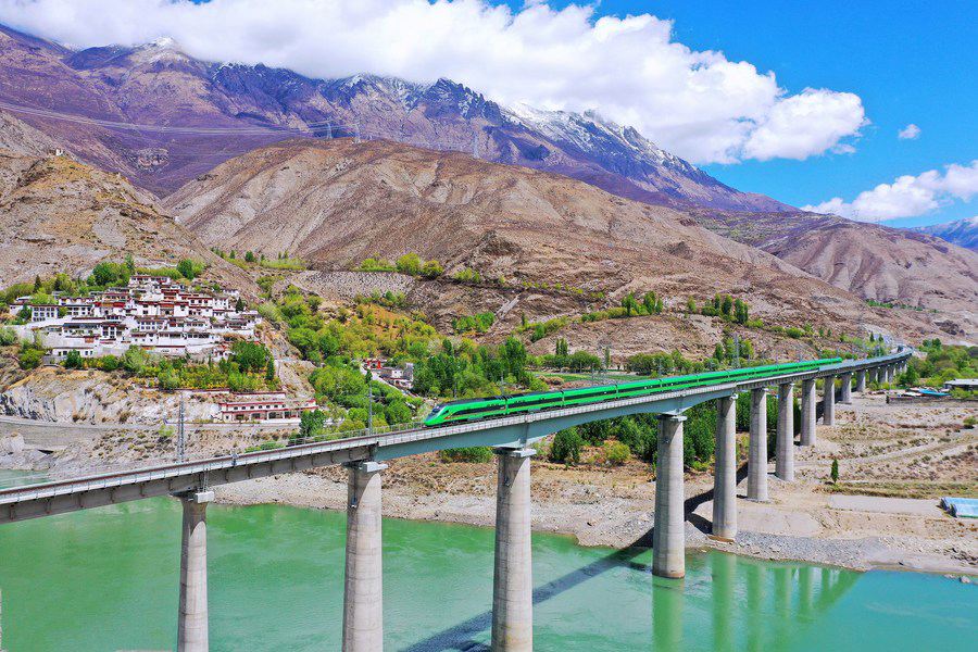 Un treno proiettile Fuxing corre sulla ferrovia Lhasa-Nyingchi nella contea di Nang, nella regione autonoma del Tibet, Cina sudoccidentale. (14 aprile 2022 - Xinhua/Chogo) 