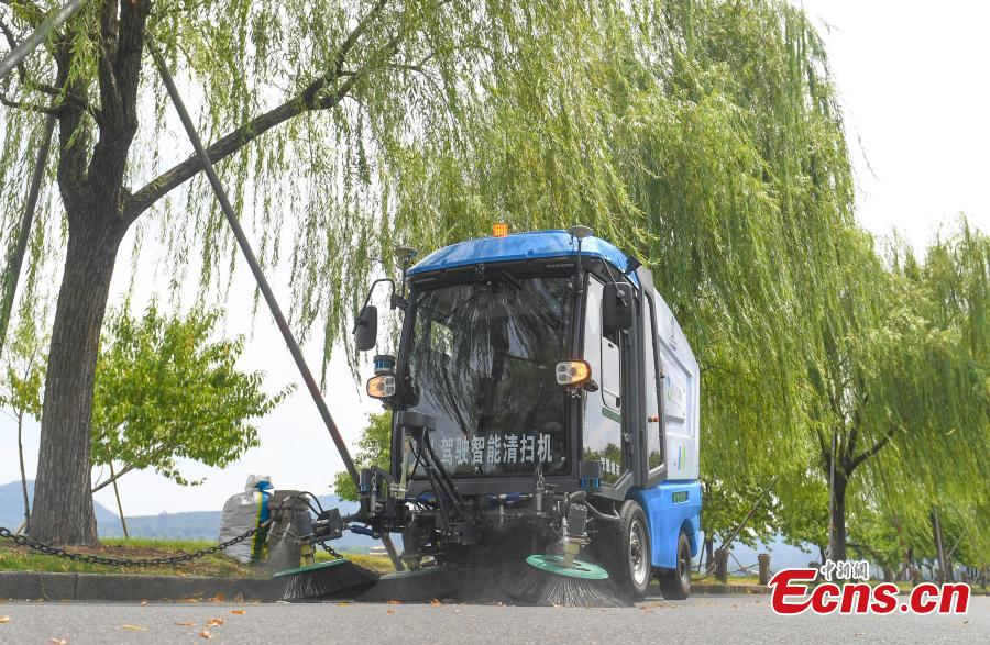Robot 5G senza equipaggio per la pulizia stradale al lavoro a Hangzhou