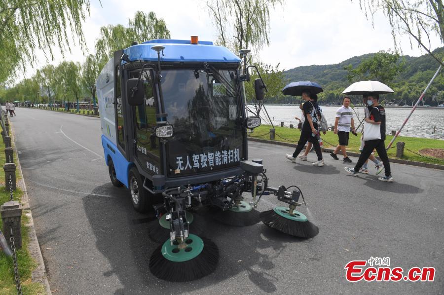 Un robot 5G senza equipaggio per la pulizia stradale lavora nell'area panoramica del Lago dell'Ovest a Hangzhou, nella provincia cinese orientale dello Zhejiang. (10 agosto 2022 - China News Service/Wang Gang)