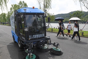 Robot 5G senza equipaggio per la pulizia stradale al lavoro a Hangzhou