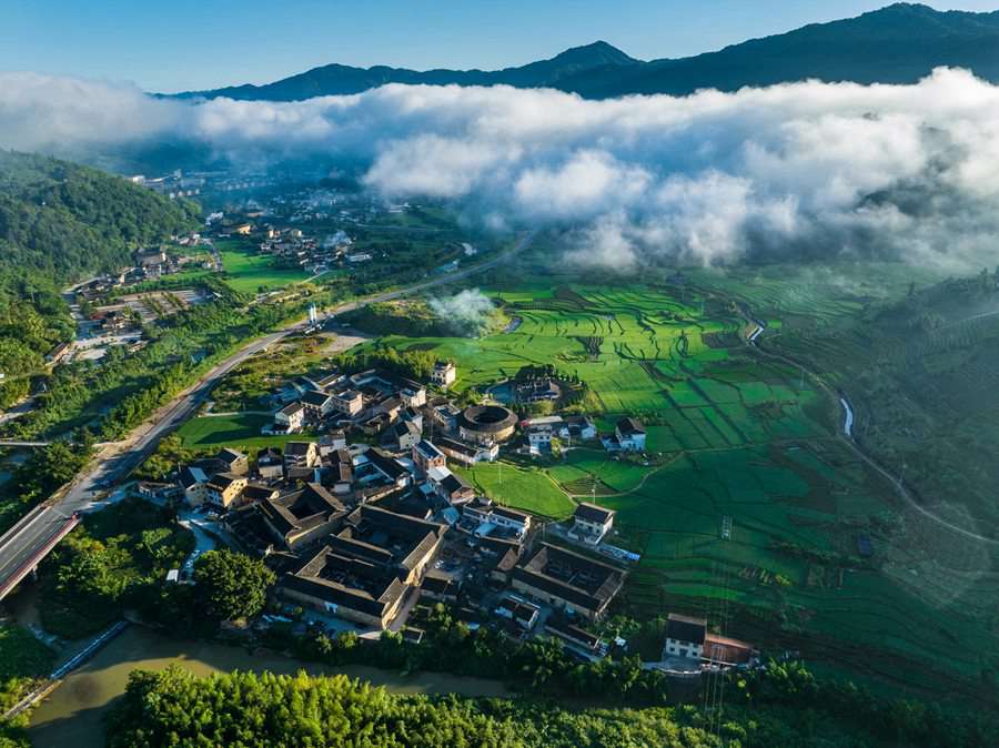 Vista mattutina dei Tulou del Fujian: un paese fatato avvolto da nuvole e nebbia