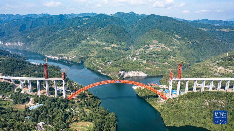 Guizhou: completato con successo il grande ponte di Wujiang sull'autostrada Deyu