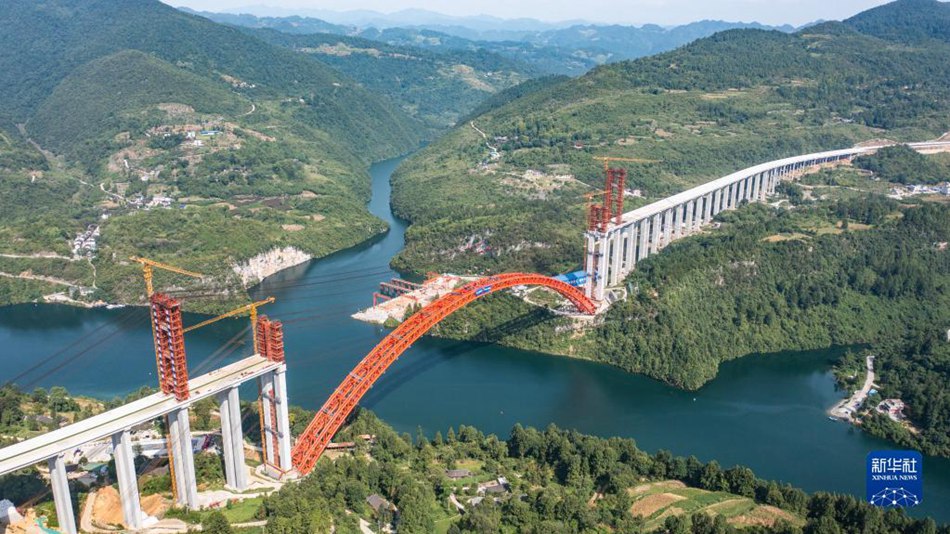 Guizhou: completato con successo il grande ponte di Wujiang sull'autostrada Deyu