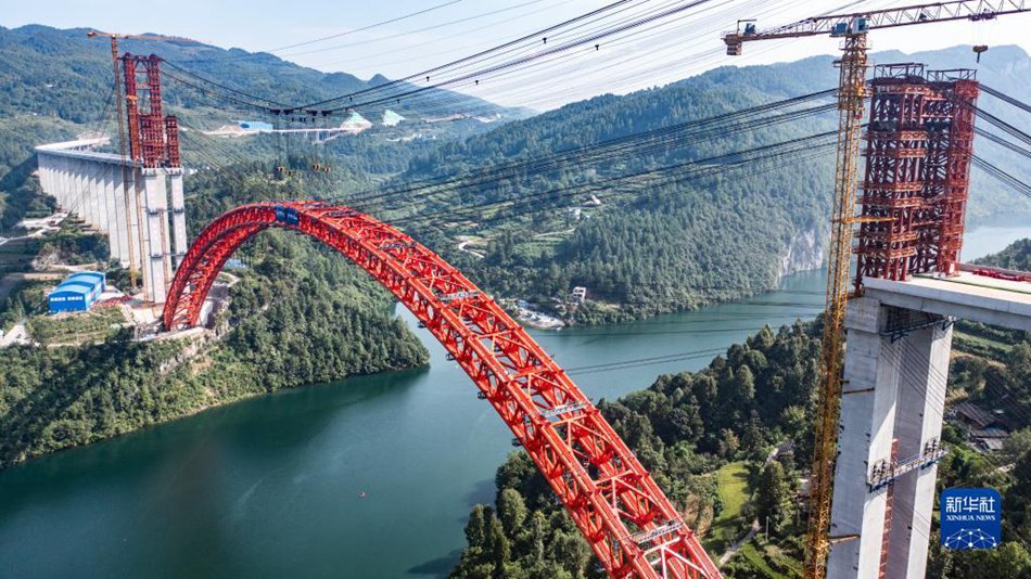 Guizhou: completato con successo il grande ponte di Wujiang sull'autostrada Deyu