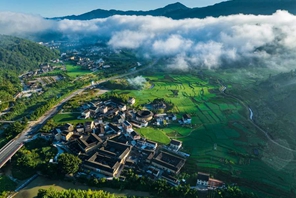Vista mattutina dei Tulou del Fujian: un paese fatato avvolto da nuvole e nebbia