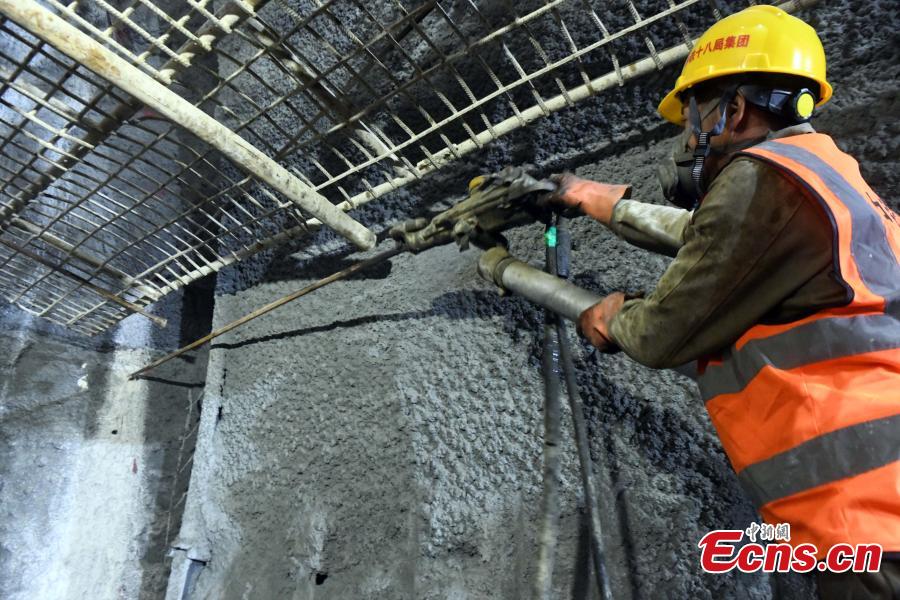 Tunnel sulla ferrovia ad alta velocità Guiyang-Nanning perforato