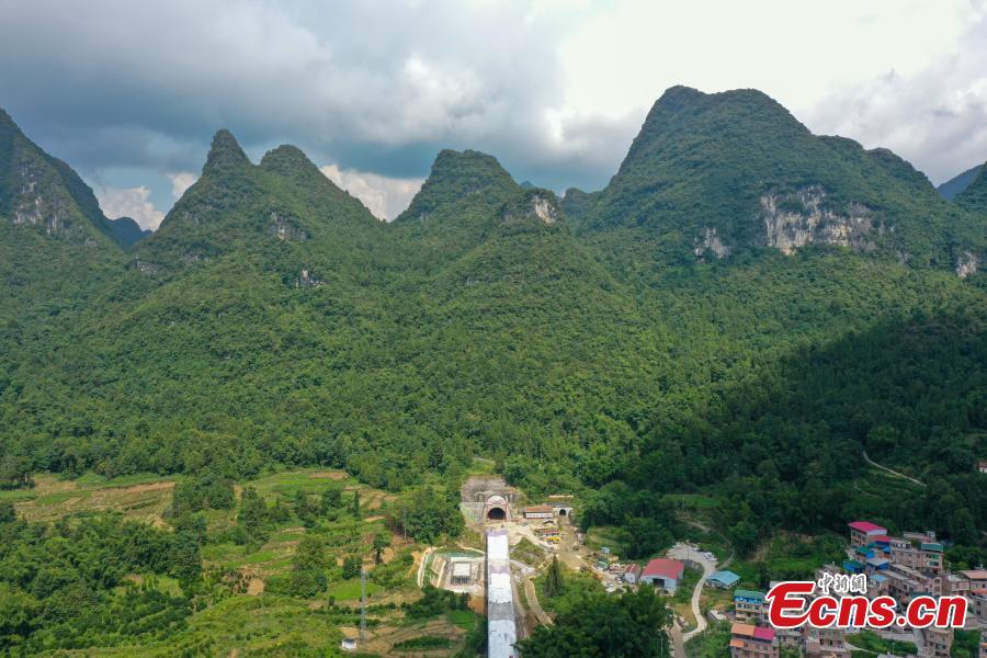 Tunnel sulla ferrovia ad alta velocità Guiyang-Nanning perforato