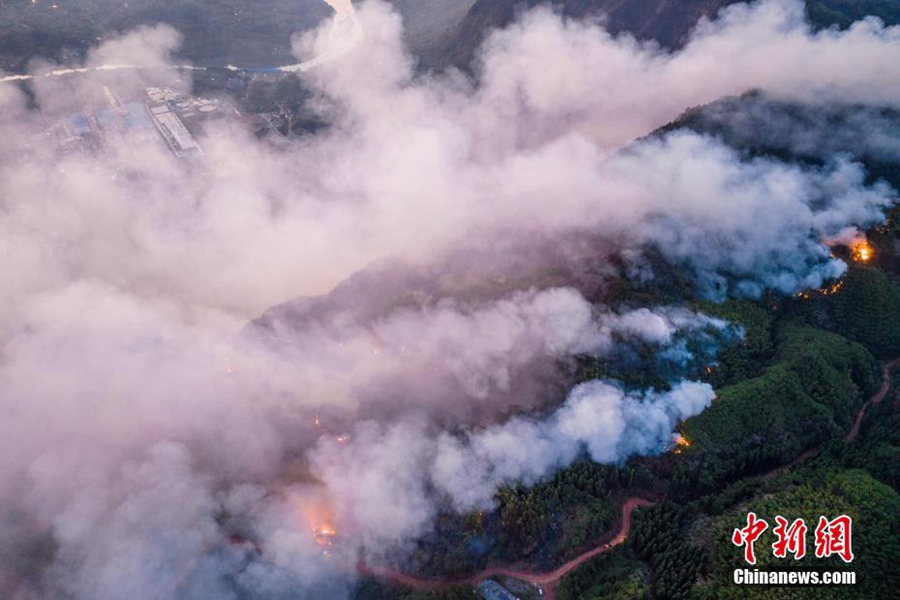 Sichuan: in corso il lavoro di spegnimento degli incendi boschivi