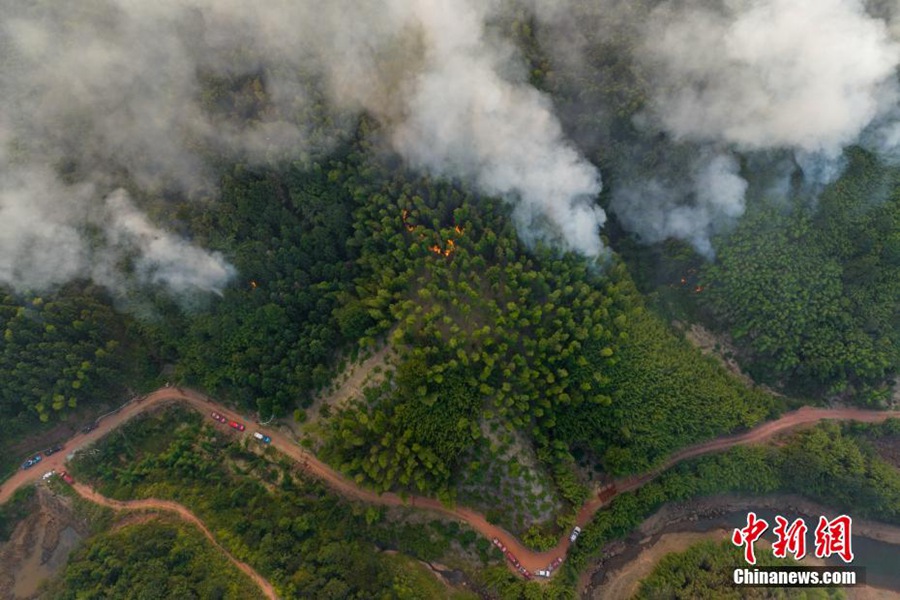 Sichuan: in corso il lavoro di spegnimento degli incendi boschivi