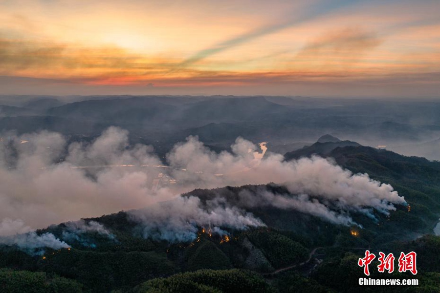Sichuan: in corso il lavoro di spegnimento degli incendi boschivi