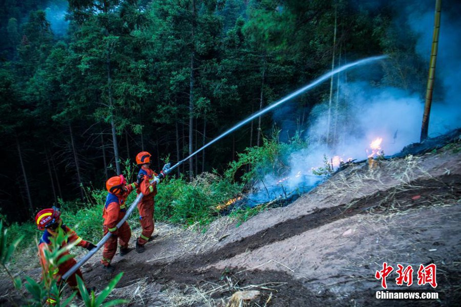 Sichuan: in corso il lavoro di spegnimento degli incendi boschivi