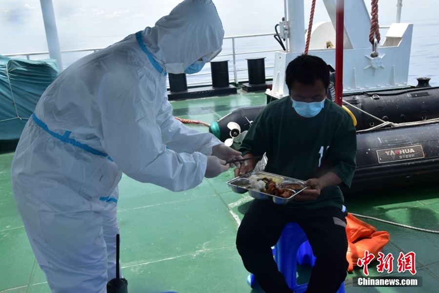 La guardia costiera cinese salva un pescatore vietnamita nel Mar Cinese Meridionale