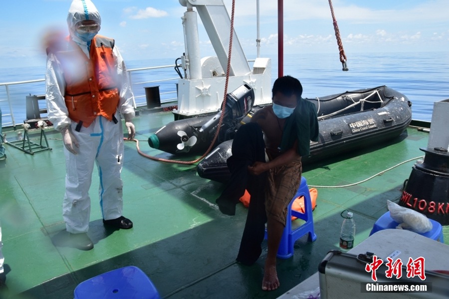 La guardia costiera cinese salva un pescatore vietnamita nel Mar Cinese Meridionale