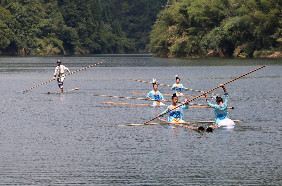 Guizhou: spettacolo di patrimonio culturale immateriale sull'acqua